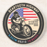 Dessous De Verre En Grès Beartooth Highway Toutes les routes américaines Mo<br><div class="desc">Beartooth Highway fait dans un emblème vintage,  de style en détresse. Il s'agit d'une célèbre route américaine qui se trouve dans le Wyoming et le Montana.</div>