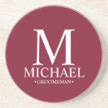 Dessous De Verre En Grès Bourgogne Monogramme personnalisé et nom Groomsman<br><div class="desc">Cadeaux de Groomsman Personnalisés modernes avec monogramme blanc personnalisé,  nom et titre de marionnettiste en style de police serif classique arrière - plan rouge bordeaux. Aussi parfait pour Best Man,  Père de la Mariée et plus.</div>