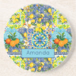 Dessous De Verre En Grès Carreaux fleuris d'agrumes siciliens bleu chic<br><div class="desc">Dessous de verre chic bleu turquoise sicilien carreaux floraux d'agrumes. Motif de jardin botanique d'agrumes chic et fleuri inspiré de l'art italien lumineux d'été de la majolica. Belles carreaux en céramique sicilienne en jaune rose et bleu. Un design ludique et lumineux pour la décoration de maison, vêtements, mobile et Coque...</div>