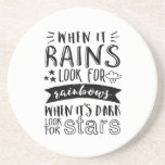 Dessous De Verre En Grès Citation Inspiration Rechercher l'étoile et arc-en<br><div class="desc">Une citation de motivation inspirante pour vous garder inspiré et motiver les autres autour de vous. Beau dire sur toujours regarder sur le côté lumineux, penser positif, chercher bon. Quand il pleut, cherchez l'arc-en-ciel. Quand il fait sombre, cherchez des étoiles. La couleur Arrière - plan peut être customisée à la...</div>