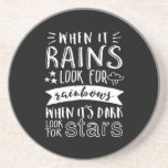 Dessous De Verre En Grès Citation Motivation Inspirationnelle Penser positi<br><div class="desc">Une citation de motivation inspirante pour vous garder inspiré et motiver les autres autour de vous. Beau dire sur toujours regarder sur le côté lumineux, penser positif, chercher bon. Quand il pleut, cherchez l'arc-en-ciel. Quand il fait sombre, cherchez des étoiles. La couleur Arrière - plan peut être customisée à la...</div>