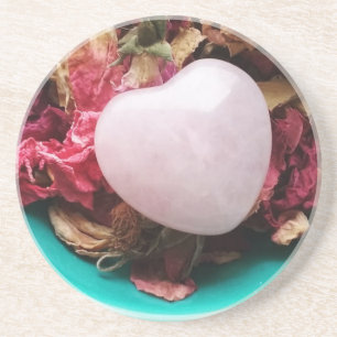 Dessous De Verre En Grès Coeur de quartz rose dans un lit des pétales de