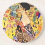 Dessous De Verre En Grès Dame Gustav Klimt avec ventilateur<br><div class="desc">Dessous de verre de grès avec peinture à l’huile de Gustav Klimt Lady with Fan (1918). Une femme portant un kimono bleu tient un ventilateur rouge contre un arrière - plan jaune coloré de fleurs et de paons. Un grand cadeau pour les amateurs de Japonisme et d'art européen.</div>