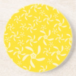 Dessous De Verre En Grès Design Floral estival. Jaune ensoleillé.<br><div class="desc">Motif de fleurs dans jaune clair et ensoleillé. Une belle décoration estivale,  ces fleurs stylisées ont un spin amusant - le design de torsion au motif,  et une apparence comme le soleil.</div>