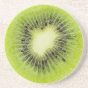 Dessous De Verre En Grès Du kiwi frais. Closeuse à tranche ronde isolée
