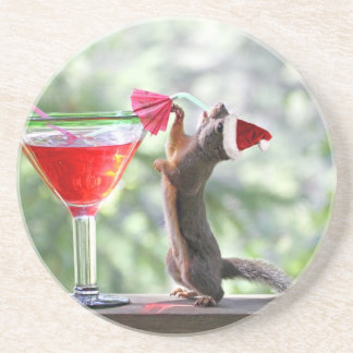 Dessous De Verre En Grès Écureuil de Noël buvant un cocktail