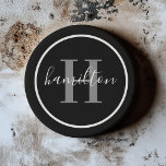 Dessous De Verre En Grès Élégant gris noir rond Monogramme personnalisé ini<br><div class="desc">Elégante ronde personnalisée boisson design dessous de verre dispose d'un classique serif monogramme personnalisé initial en gris étain avec votre nom de famille / nom de famille dans le script moderne de calligraphie blanche contre un arrière - plan noir. Un simple cercle blanc encadre le design. Le jeu de couleurs...</div>