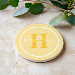 Dessous De Verre En Grès Élégant jaune doré sur mesure Monogramme initial<br><div class="desc">Élégant design de dessous de verre de boisson personnalisée ronde avec un classique monogramme de serif personnalisé dans une couleur jaune marigé doré ensoleillé avec votre nom de famille dans script de calligraphie blanc moderne contre un arrière - plan jaune clair. Un simple cercle blanc encadre le design. Le jeu...</div>