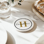 Dessous De Verre En Grès Élégant Monogramme Rond Script Laiton Noir<br><div class="desc">Un élégant dessous de verre en grès comportant une initiale serif dorée laiton chaude et un nom de famille personnalisé en écriture, encadré par un cercle noir sur un fond blanc croustillant. La combinaison luxueuse de laiton et de noir offre un accent sophistiqué et élevé pour n'importe quelle table. Un...</div>