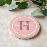 Dessous De Verre En Grès Élégant Monogramme Rond Script Rose Pâle<br><div class="desc">Un élégant dessous de verre en grès comportant une initiale serif bois de rose et un nom de famille personnalisé en écriture, encadré par un cercle blanc sur un fond rose pâle doux. La typographie chaude en or rose sur une délicate teinte rosée crée un accent romantique et féminin pour...</div>