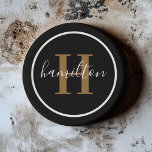 Dessous De Verre En Grès Élégant noir Brown rond personnalisé Monogramme in<br><div class="desc">Élégant modèle de dessous de verre de boisson personnalisée ronde avec un monogramme de serif personnalisé classique initial en cognac riche brun tan avec votre nom de famille dans le script de calligraphie blanc moderne contre un arrière - plan blanc propre. Un simple cercle blanc encadre le design. Le jeu...</div>