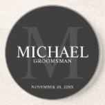 Dessous De Verre En Grès Élégant Noir Personnalisé Groomsmen<br><div class="desc">Ajoutez une touche personnelle à votre mariage grâce à un dessous de verre de toiletteurs personnalisé. Ce dessous de verre présente le nom personnalisé du marionnettiste avec titre et date mariage en blanc et monogramme en gris comme arrière - plan, dans le style de police serif classique, sur arrière -...</div>