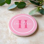 Dessous De Verre En Grès Élégant rose clair rond Monogramme personnalisé in<br><div class="desc">Élégant design de dessous de verre de boisson personnalisée ronde avec un classique monogramme serif personnalisé dans une couleur rose magenta chaud avec votre nom de famille dans script de calligraphie blanche moderne contre un arrière - plan rose clair. Un simple cercle blanc encadre le design. Le jeu de couleurs...</div>