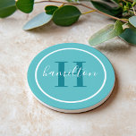 Dessous De Verre En Grès Élégant Turquoise bleu rond personnalisé Monogramm<br><div class="desc">Élégant design de dessous de verre de boisson personnalisée ronde avec un monogramme de serif personnalisé classique dans une couleur verte turquoise bleu avec votre nom dans le script de calligraphie blanc moderne contre un arrière - plan de couleur bleu aqua. Un simple cercle blanc encadre le design. Le jeu...</div>