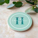 Dessous De Verre En Grès Élégant Turquoise vert personnalisé Monogramme ini<br><div class="desc">Elégante conception de dessous de verre de boisson personnalisée ronde avec un monogramme de serif classique personnalisé dans une couleur vert émeraude / turquoise avec votre nom dans le script de calligraphie blanc moderne contre un arrière - plan de couleur vert marine minty. Un simple cercle blanc encadre le design....</div>