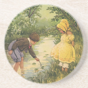 Dessous De Verre En Grès Enfants Vintage, garçon et fille jouant près du ru