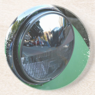 Dessous De Verre En Grès Feu de tête sur une voiture Vintage verte