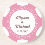Dessous De Verre En Grès Jeton de poker rose chanceux dans l'anniversaire<br><div class="desc">Commémorez votre mariage ou anniversaire avec ceci facile de customiser des dessous de verre de grès. Vos noms et année est placés sur une conception de jeton de poker. Le texte "chanceux dans l'amour" est placé d'une mode circulaire.</div>