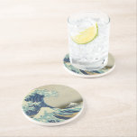Dessous De Verre En Grès La Grande Vague au large de Kanagawa<br><div class="desc">Cet ensemble de dessous de verre présente un imprimé de bois très célèbre appelé Kanagawa Okinami-Ura (神 奈 川 浪 裏), connu en anglais sous le nom The Great Wave of Kanagawa. Il a été créé dans les années 1830 par Katsushika Hokusai dans le cadre de sa série Trente-six Vues...</div>