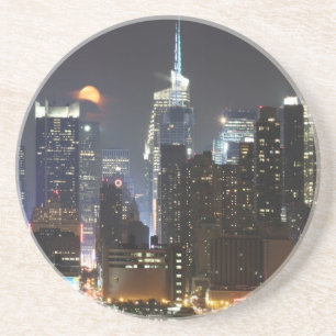Dessous De Verre En Grès La lune se lève au-dessus du Midtown New York.