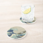 Dessous De Verre En Grès L'art japonais vintage, la grande vague de Hokusai<br><div class="desc">36 Vues du Mont Fuji : La Grande Vague au large de la côte de Kanagawa par Katsushika Hokusai de la période Edo, c. 1830. Illustration marine d'art vintage asiatique avec un paysage maritime d'énormes vagues de marée s'écrasant avec des bateaux de gens et le Mont Fuji au loin. Bien...</div>