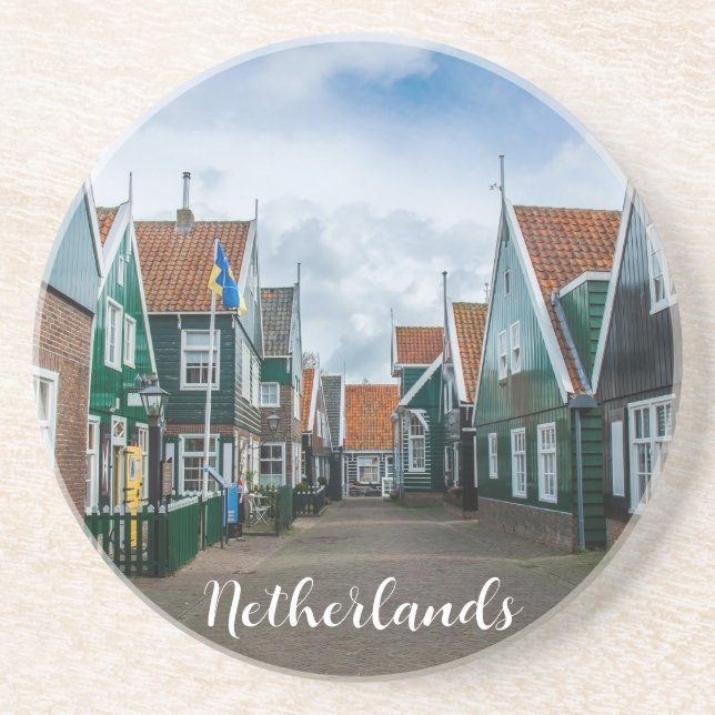 Dessous De Verre En Grès Maisons traditionnelles en bois dans le village de (Devant)