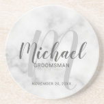 Dessous De Verre En Grès Marbre blanc Script moderne Groomsmen personnalisé<br><div class="desc">Ajoutez une touche personnelle à votre mariage grâce à un dessous de verre de toiletteurs personnalisé. Ce dessous de verre présente le nom des groomsmen personnalisées dans le style de police de script moderne gris et monogramme dans le style de police de script moderne gris clair comme arrière - plan...</div>