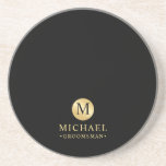 Dessous De Verre En Grès Masculine Noir et Or Groomsmen personnalisé<br><div class="desc">Ajoutez une touche personnelle à votre mariage grâce à un dessous de verre de toiletteurs personnalisé. Ce dessous de verre présente un monogramme noir en cercle or avec nom et titre en or style de police professionnelle sur arrière - plan noir. Aussi parfait pour le meilleur homme, père de la...</div>