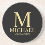 Dessous De Verre En Grès Monogramme et nom personnalisé moderne Groomsman<br><div class="desc">Cadeaux de Groomsman Personnalisés modernes avec monogramme personnalisé, nom et titre de marionnettiste en or classique serif style de police sur arrière - plan noir. Aussi parfait pour Best Man, Père de la Mariée et plus. Remarque : Les détails du papier sont simulés dans l'illustration. Il n'y aura pas de...</div>