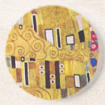 Dessous De Verre En Grès Motif baiser de Gustav Klimt, Art Nouveau<br><div class="desc">The Kiss (détail motif) de Gustav Klimt est une peinture de Symbolisme de l'époque victorienne d'art vintage. Ce détail est tiré d'une peinture d'amour et de romantisme mettant en scène un couple romantique aux différentes nuances d'or, de symboles et de motifs, partageant un baiser contre un arrière - plan en...</div>