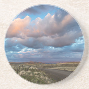 Dessous De Verre En Grès Nuages de coucher de soleil sur la route de gravie
