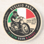 Dessous De Verre En Grès Pass Stelvio | Passo Dello Stelvio | Motorcycle<br><div class="desc">Stelvio Pass fait dans un emblème de style vintage et en détresse. Il s'agit d'un célèbre col de montagne situé le long des Alpes orientales en Italie.</div>