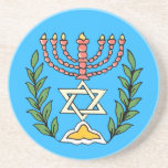 Dessous De Verre En Grès Persian Magen David Menorah<br><div class="desc">Cette image a été adaptée à partir d'un carrelage juif perse antique et présente une menorah avec un Magen David (Étoile de David) encadré de branches d'olivier. Les imperfections de l'image originale peinte à la main ont été conservées.</div>
