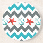 Dessous De Verre En Grès Plage nautique thème Chevron Ancres Starfish<br><div class="desc">Nautical Beach Thème Chevron Ancres Starfish avec des rayures de chevron bleu et turquoise avec ancres turquoises et étoiles de mer rouge vif centré au milieu du motif chevron. "nautique" "thème de plage" "été" "ancre" "étoile" "motif rayé" "bord de mer" "bord de mer" "chevron" "motifs"</div>