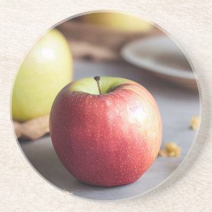 Dessous De Verre En Grès Pommes rouges fraîches sur la table, pomme tarte m