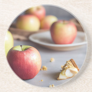 Dessous De Verre En Grès Pommes rouges fraîches sur la table, pomme tarte m