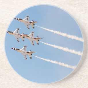 Dessous De Verre En Grès Quatre F-16 Thunderbirds volent en formation rappr