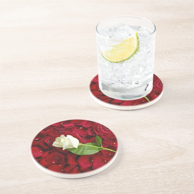 Dessous De Verre En Grès Rose blanc sur les pétales rouges (Côté)