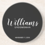 Dessous De Verre En Grès Scénario moderne - Groomsman personnalisé<br><div class="desc">Script moderne Dessous de verre Groomsman personnalisé avec le nom de toiletteur personnalisé en blanc style de police script moderne avec titre et date mariage dans le style de police sans serif moderne sur arrière - plan noir. Parfait aussi pour le meilleur homme, père de la mariée, demoiselle d'honneur et...</div>
