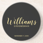 Dessous De Verre En Grès Scénario moderne - Groomsman personnalisé<br><div class="desc">Script moderne Dessous de verre Groomsman personnalisé avec nom de toiletteur personnalisé en or style de police script moderne avec titre et date mariage dans style de police sans serif moderne sur arrière - plan noir. Parfait aussi pour le meilleur homme, père de la mariée, demoiselle d'honneur et plus encore....</div>