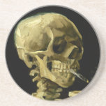 Dessous De Verre En Grès Van Gogh Fumer du squelette<br><div class="desc">Dessous de verre de grès avec peinture à l’huile de Vincent van Gogh Crâne d’un squelette avec cigarette brûlante (1885-1886). Un grand cadeau pour les amateurs de post-impressionnisme et d'art hollandais !</div>