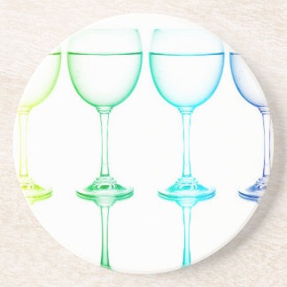 Dessous De Verre En Grès Verres colorés devant l'arrière - plan blanc