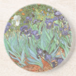 Dessous De Verre En Grès Vincent van Gogh - Irises<br><div class="desc">Irises (1889) de Van Gogh est un post impressionnisme vintage de peinture de nature fleurie d'art. Un groupe d'iris à barbe violet et une seule fleur d'iris blanc poussent dans un jardin. C'était l'une de ses premières peintures alors qu'il était à l'asile à Saint-Rémy-de-Provence. En 1987, il est devenu le...</div>