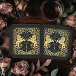 Dessous-de-verre En Papier Billet Mariage d'épée médiévale Black Royal Lion<br><div class="desc">Ajoutez du charme royal à votre paysage de table ! Ces dessous de verre de mariage personnalisés sont dotés d'un majestueux lion et d'un design floral avec vos noms et monogramme, le tout en or luxueux contre un arrière - plan noir. Parfait pour une fête d'imaginaire médiévale avec une élégance...</div>