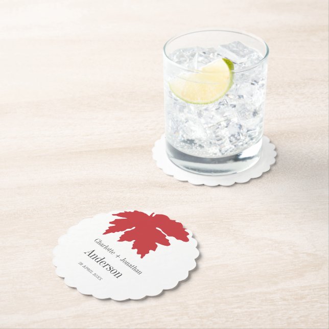 Dessous-de-verre En Papier Bright Red Automne Maple Leaf Fête de mariage (En situation)