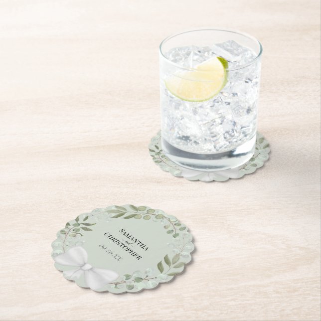 Dessous-de-verre En Papier Papier Mariage vert rustique à couronne d'eucalypt (En situation)