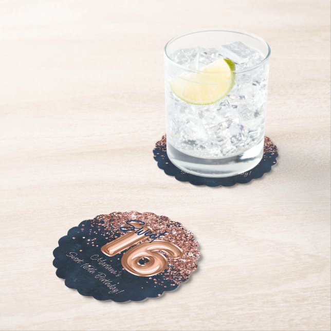 Dessous-de-verre En Papier Rose Gold Navy Blue Sweet 16e fête d'anniversaire (En situation)