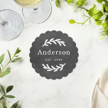 Dessous-de-verre En Papier Rustic Laurel Branch Wreath Nom Monogramme<br><div class="desc">Ce sobre et élégant porte-boissons monogrammé sur mesure possède des branches de laurier blanc qui portent un nom de famille. Un beau cadeau de conservation pour les jeunes mariés ou les nouveaux propriétaires. L'image arrière - plan noire rustique peut être enlevée et la couleur arrière - plan imprimée peut être...</div>