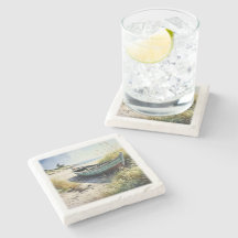 Bateau de rangée abandonné sur la côte