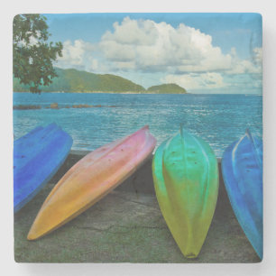 Dessous-de-verre En Pierre Canots Colorés Sur La Plage À Pago Pago